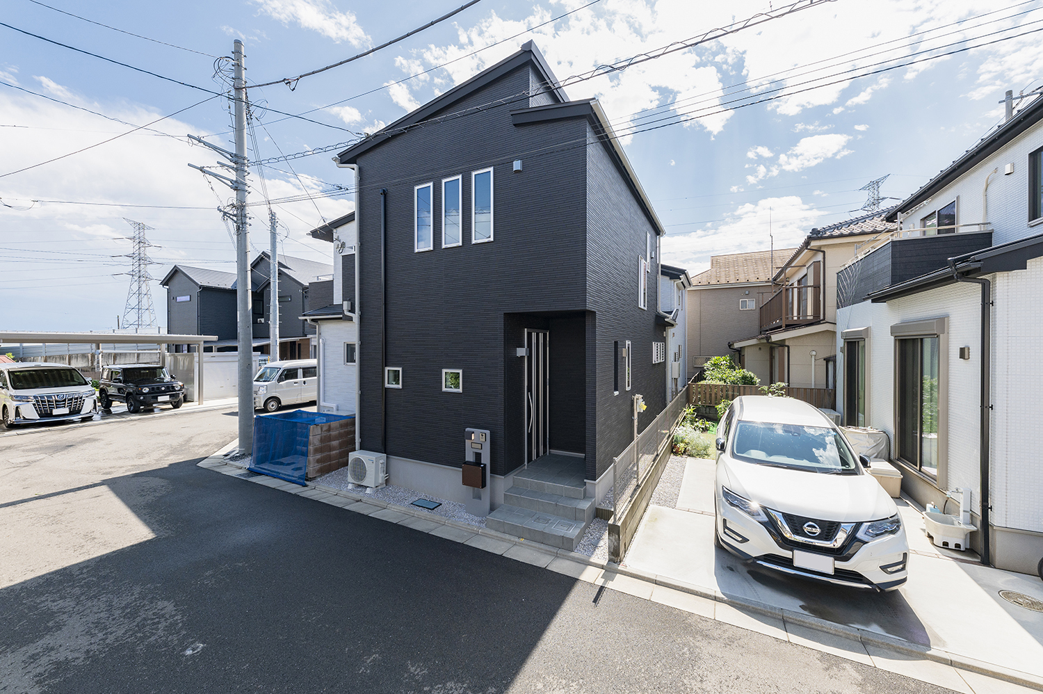 ブラックの外壁と木目アクセントが映えるSAN+注文住宅T様邸の外観