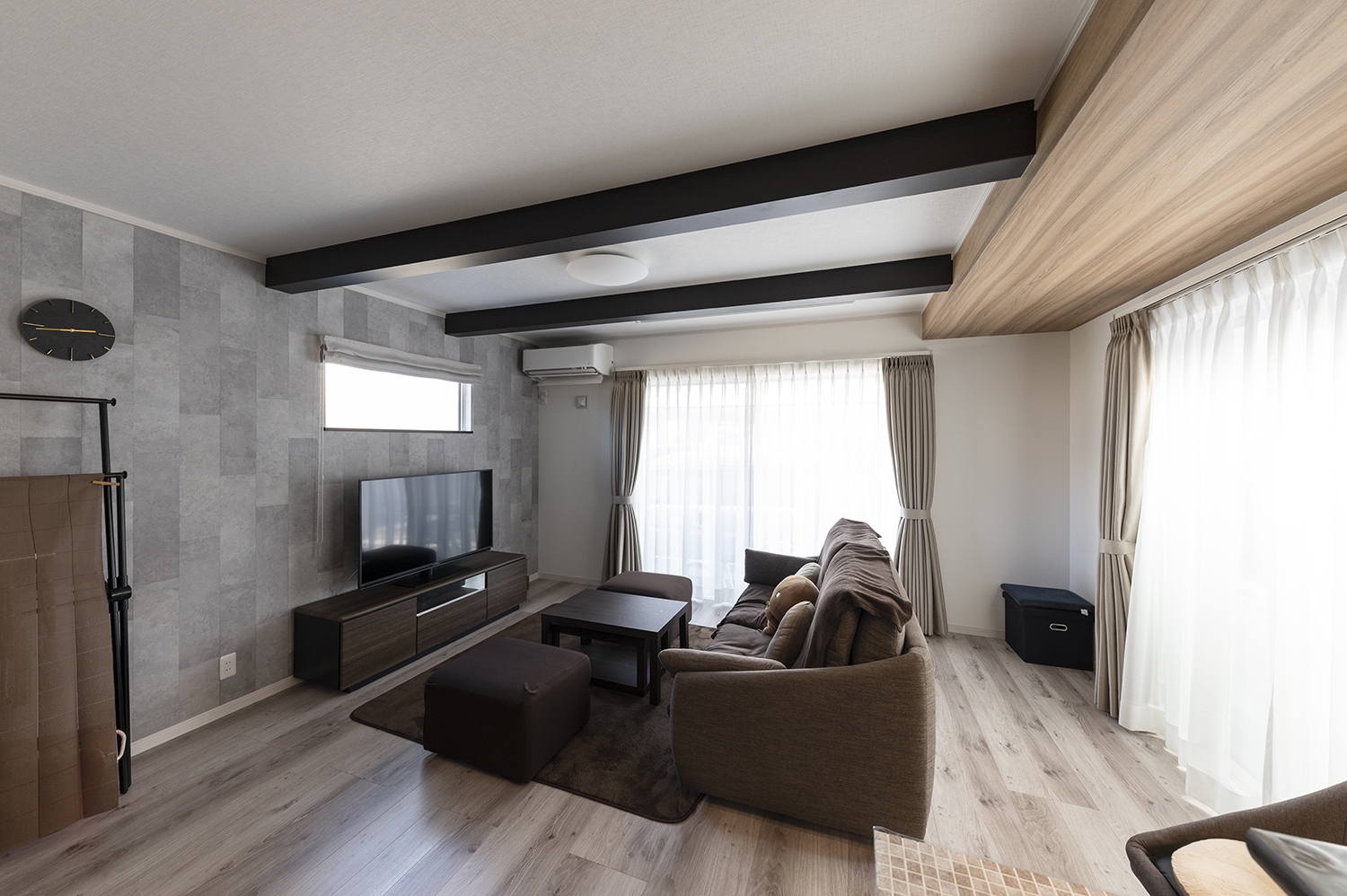 梁見せ天井と大きな窓が開放的なリビングスペース