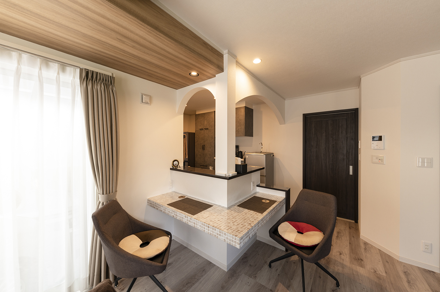 アーチ壁とモザイクタイルカウンターが映えるカフェスタイルダイニング