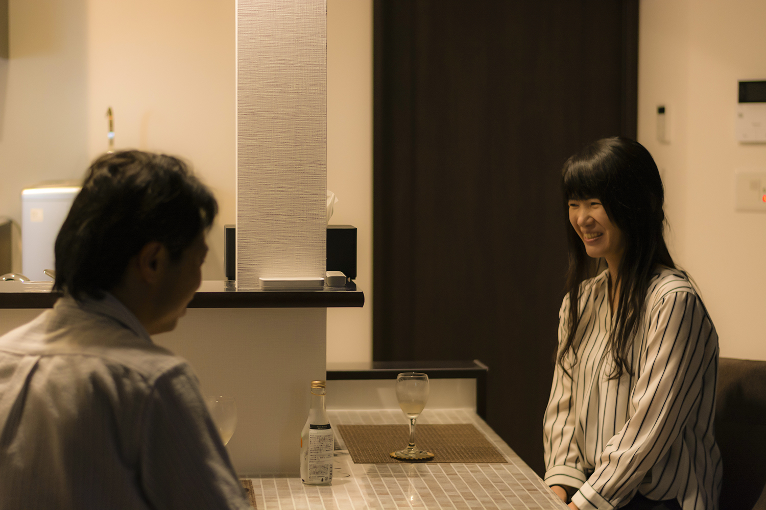 カフェバーコーナーで会話を楽しむT様ご夫妻