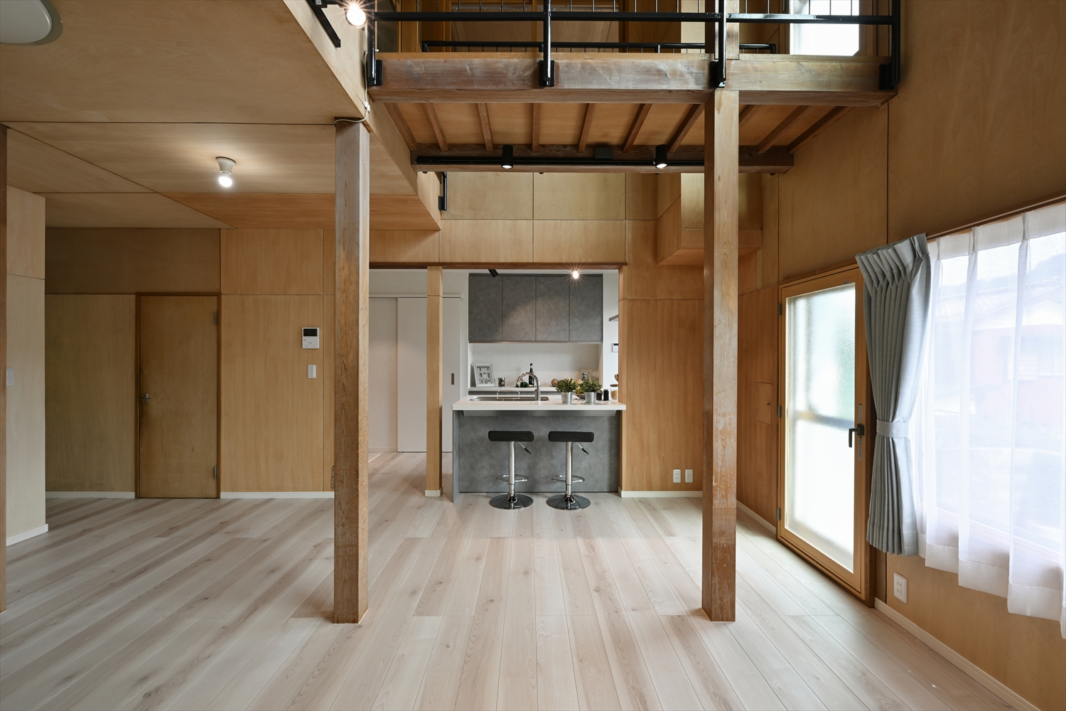 既存梁を活かした吹き抜けリビングと対面キッチンの戸建てリノベーション