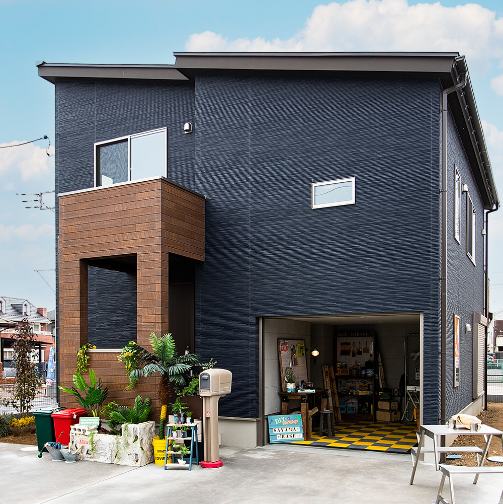 SAN+ 路地に開いたガレージBASEの外観全景