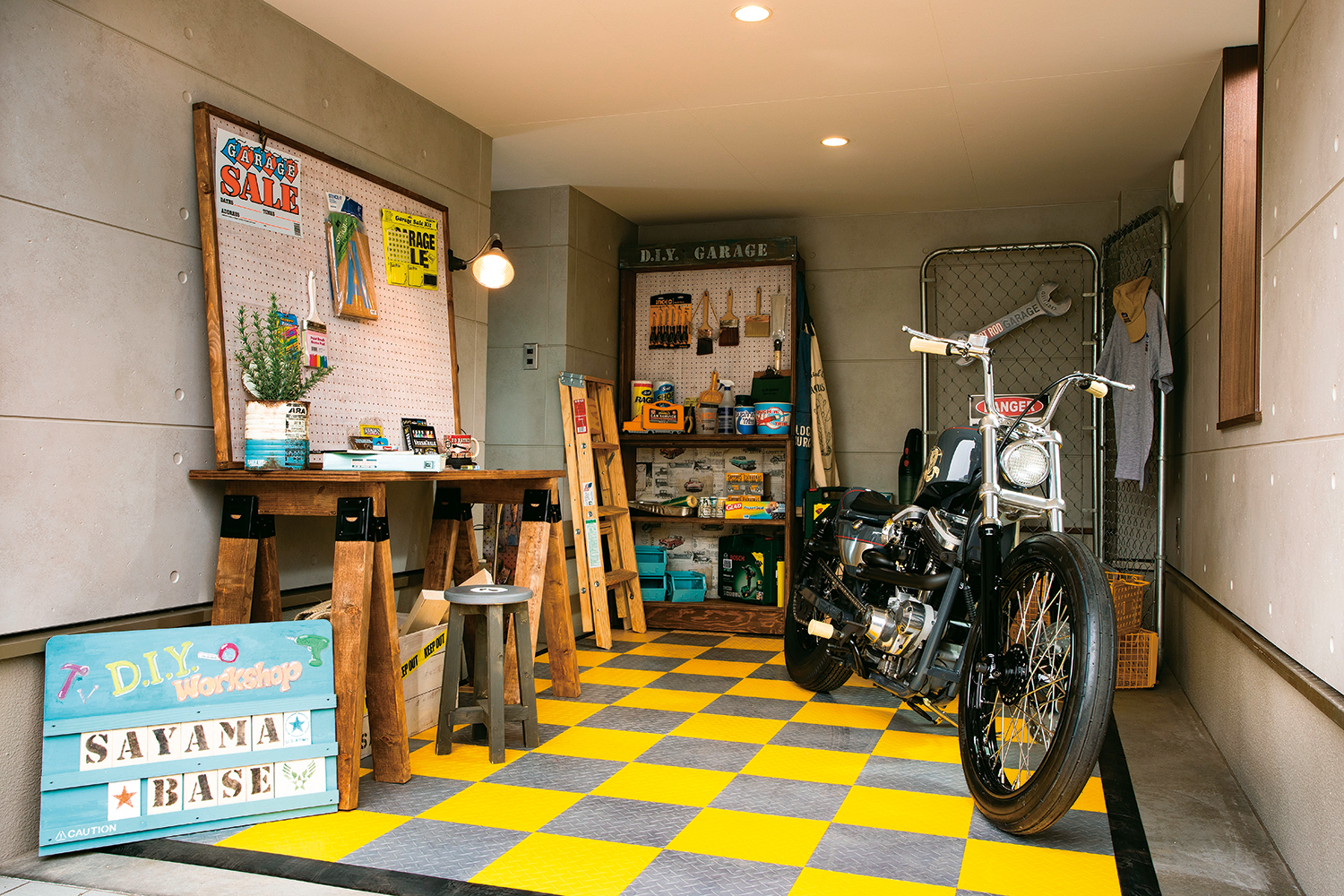 SAN+ ガレージBASE 土間とバイクのあるカフェ風空間