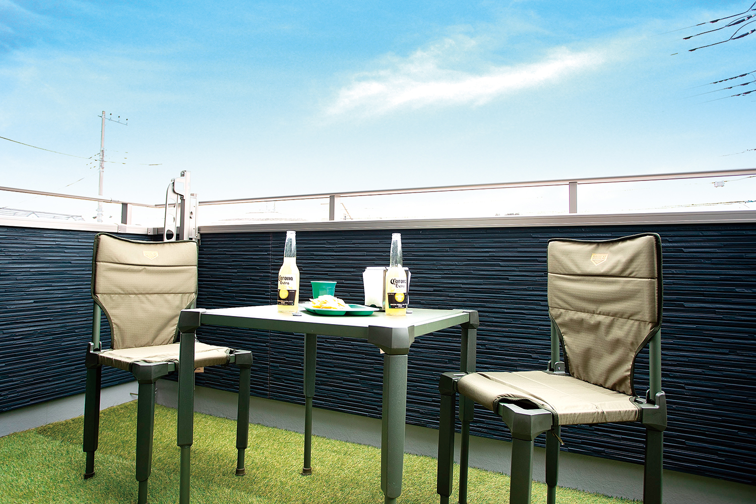 SAN+ 屋上テラスのテーブルとチェアでくつろぐアウトドアリビング