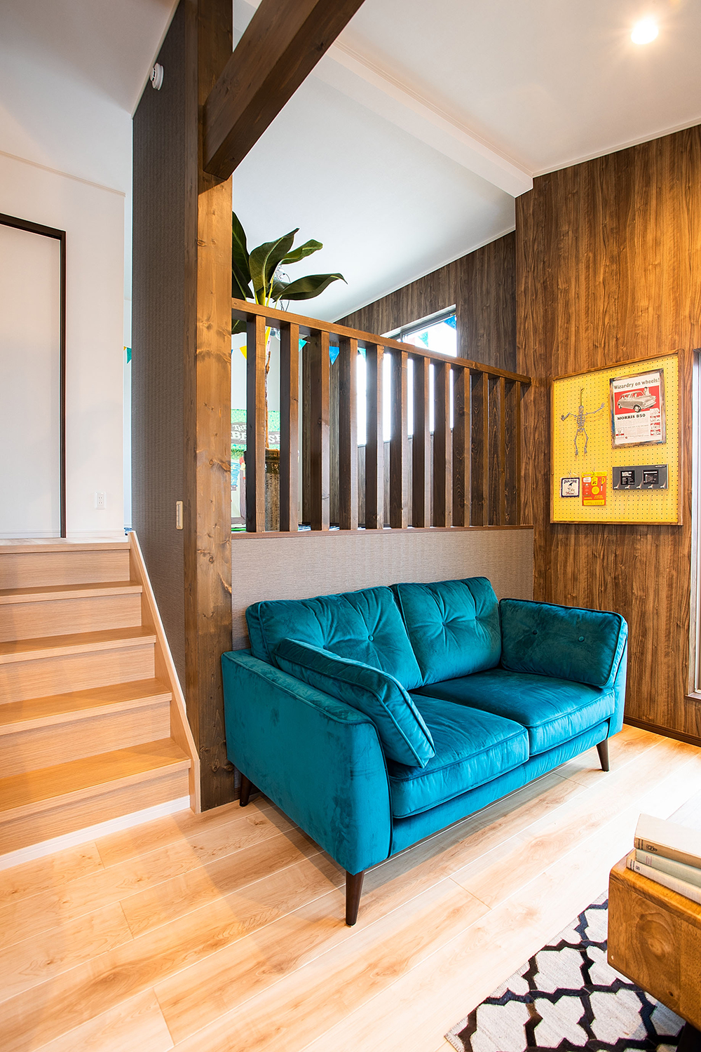 階段と一体になったリビングスペースとブルーソファ