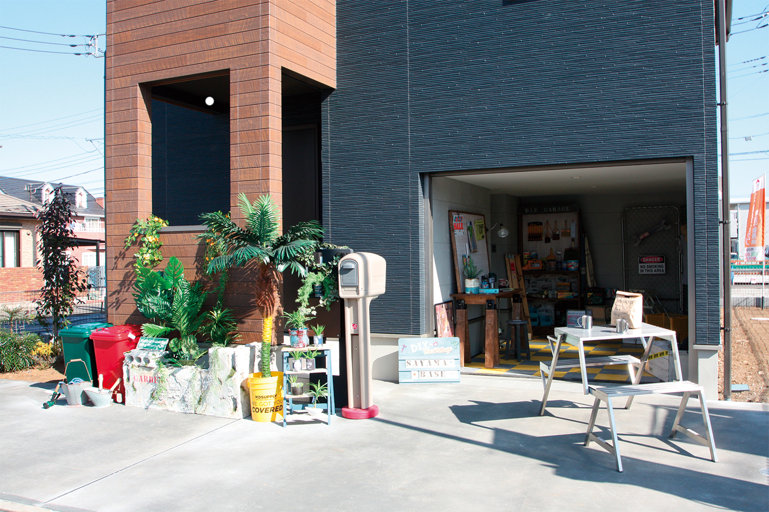 SAN+ ガレージ付き二階建て住宅の外観