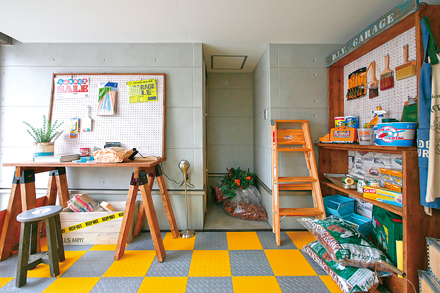 棚と黒板を設けたSAN+ガレージ内のフリースペース