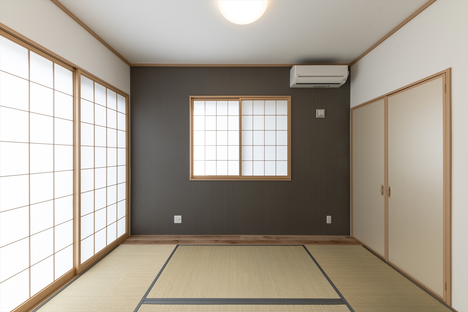 リビングとつながる和室とモダンなアクセントクロス