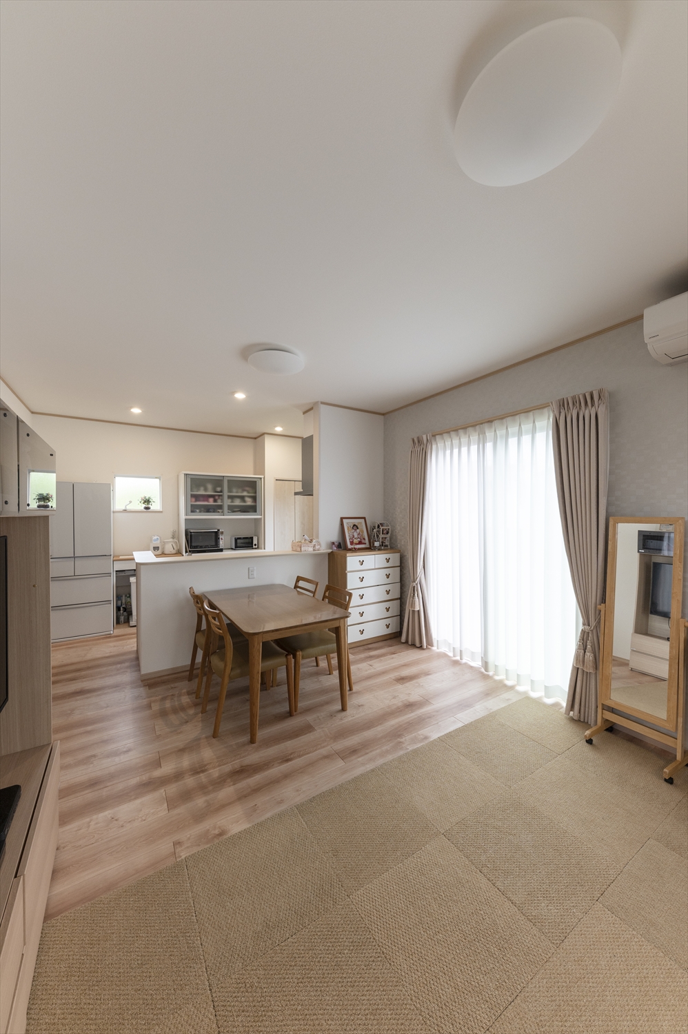 ハイスタッド天井と大きな窓が明るいLDK