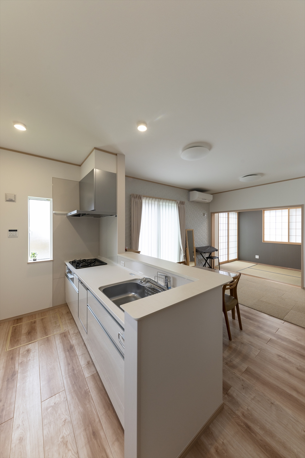 対面オープン型キッチンとダイニングスペース