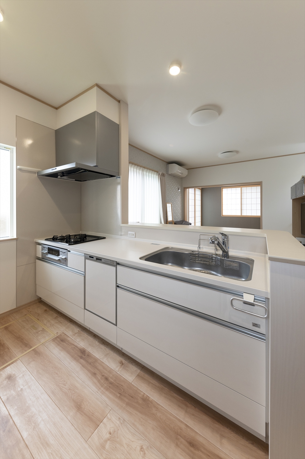 白を基調とした清潔感のあるキッチン