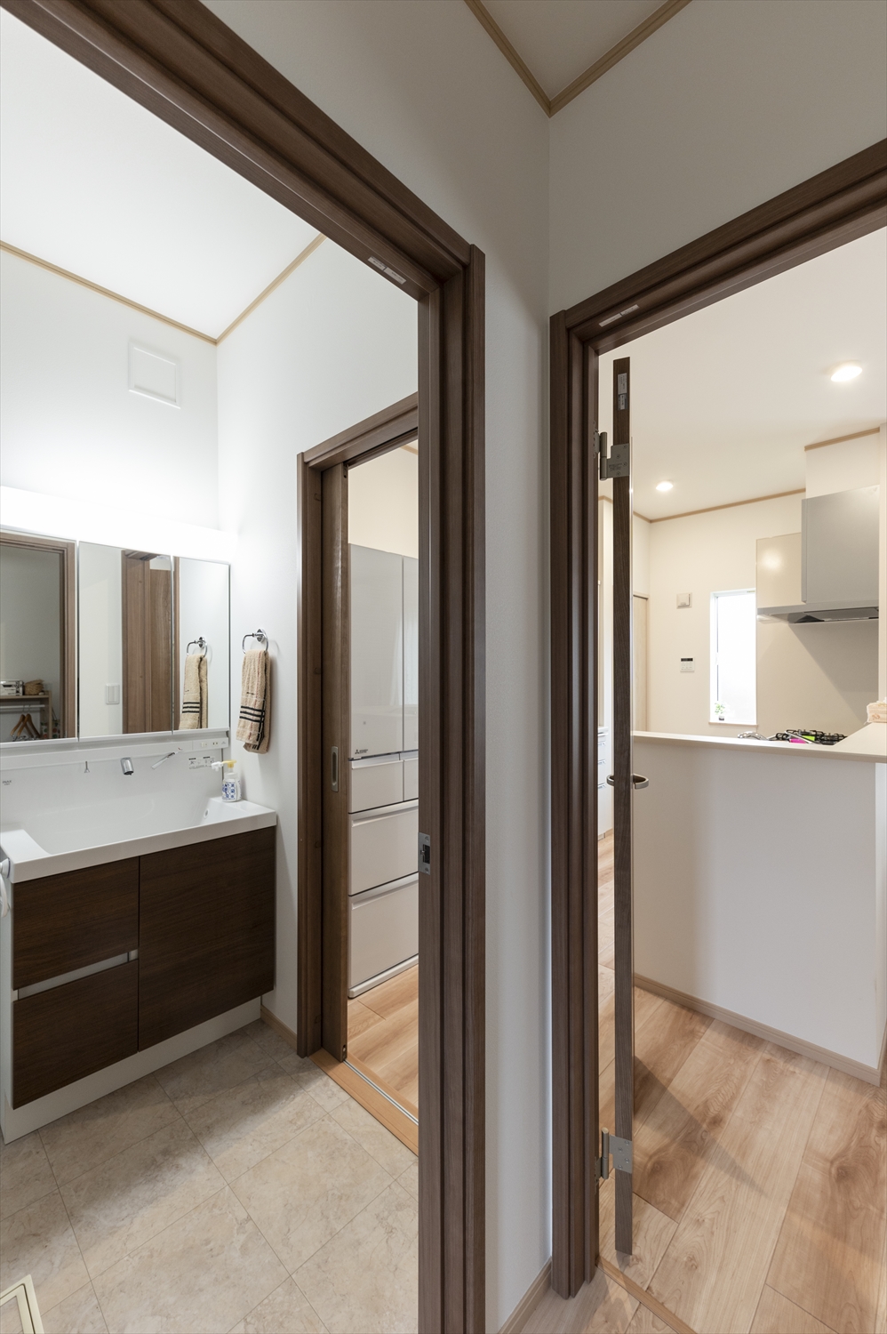 キッチンと洗面室・玄関ホールを結ぶ回遊動線