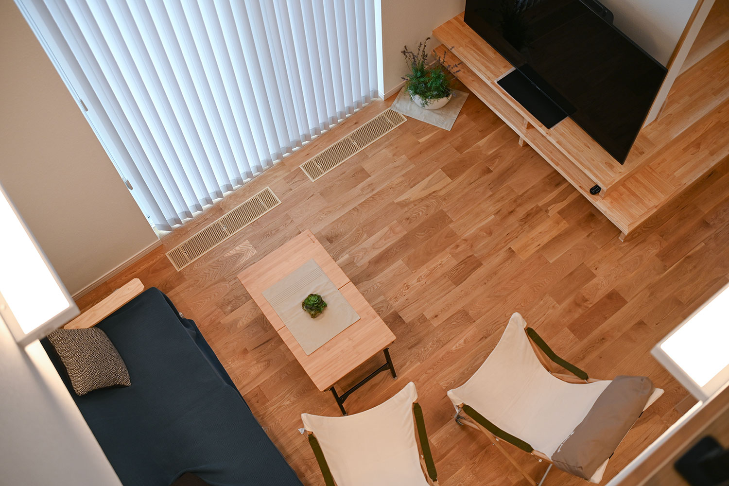 吹き抜けリビングでくつろぐK様ご家族の自然素材WELL+注文住宅オーナーズインタビュー