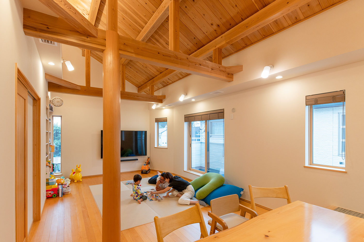 所沢市の自然素材注文住宅WELL+ K様邸リビングでのオーナーズインタビュー