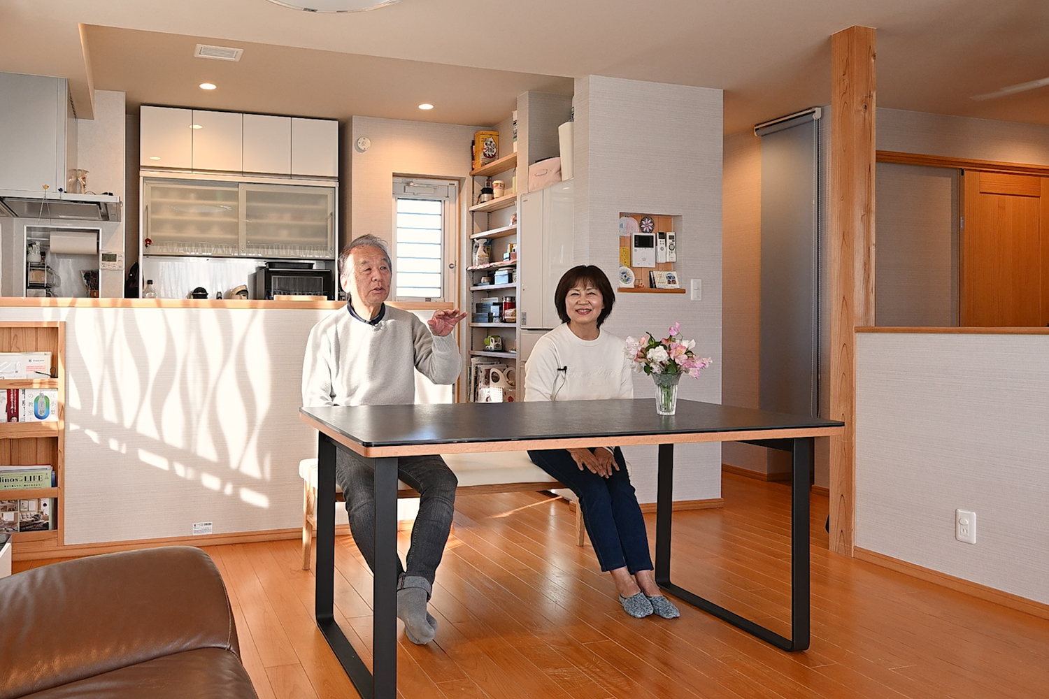 埼玉県狭山市I様邸のリビングで撮影した自然素材の注文住宅WELL+オーナーズインタビュー