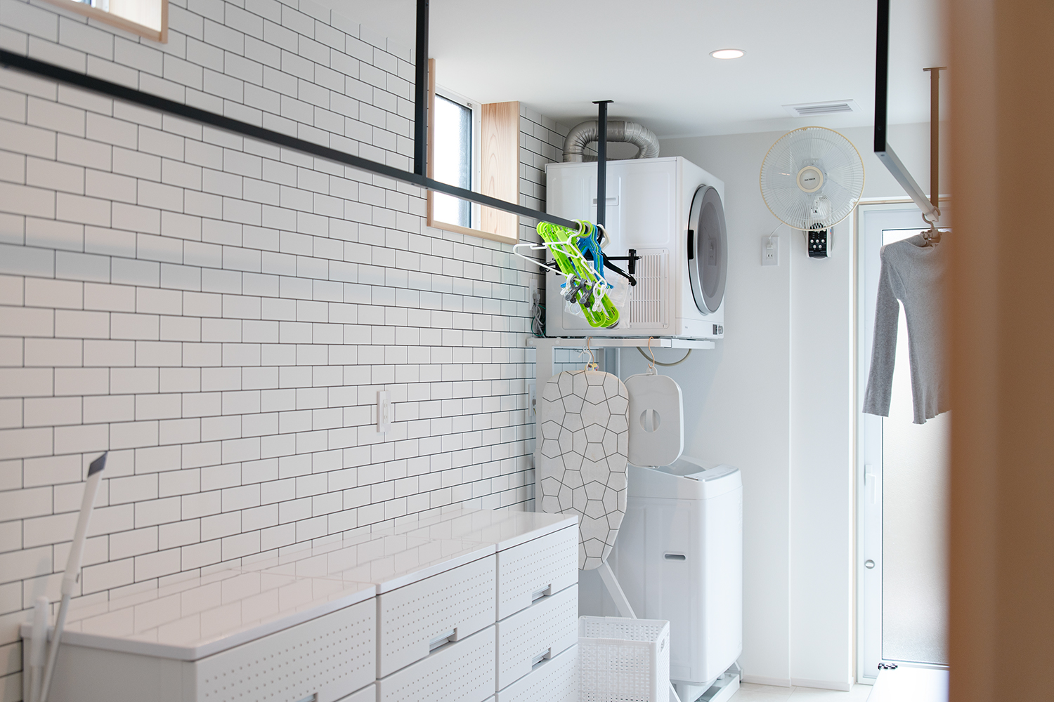 回遊動線にこだわったWELL+自然素材の注文住宅のLDKとご家族のオーナーズインタビュー