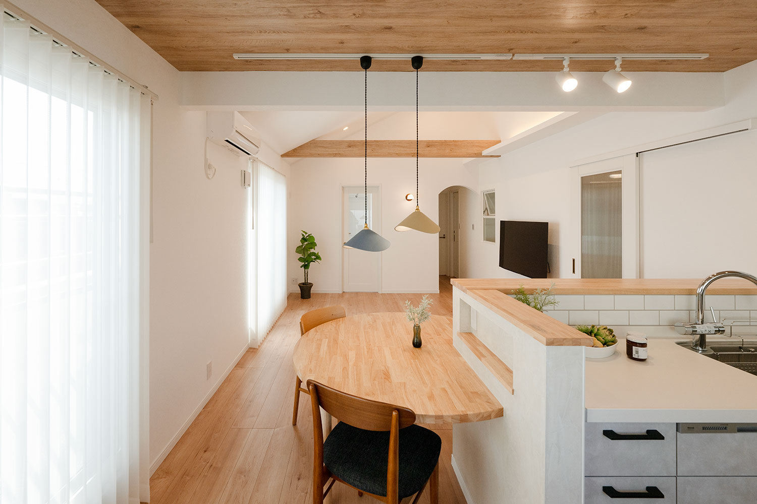 自然光が入るオープンLDKのリノベーション事例