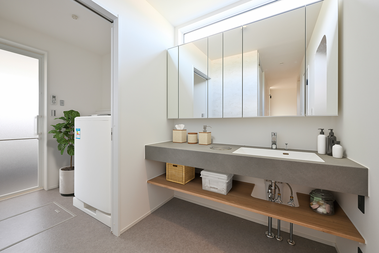Trente 洗面室|長いカウンターと高窓で明るく清潔