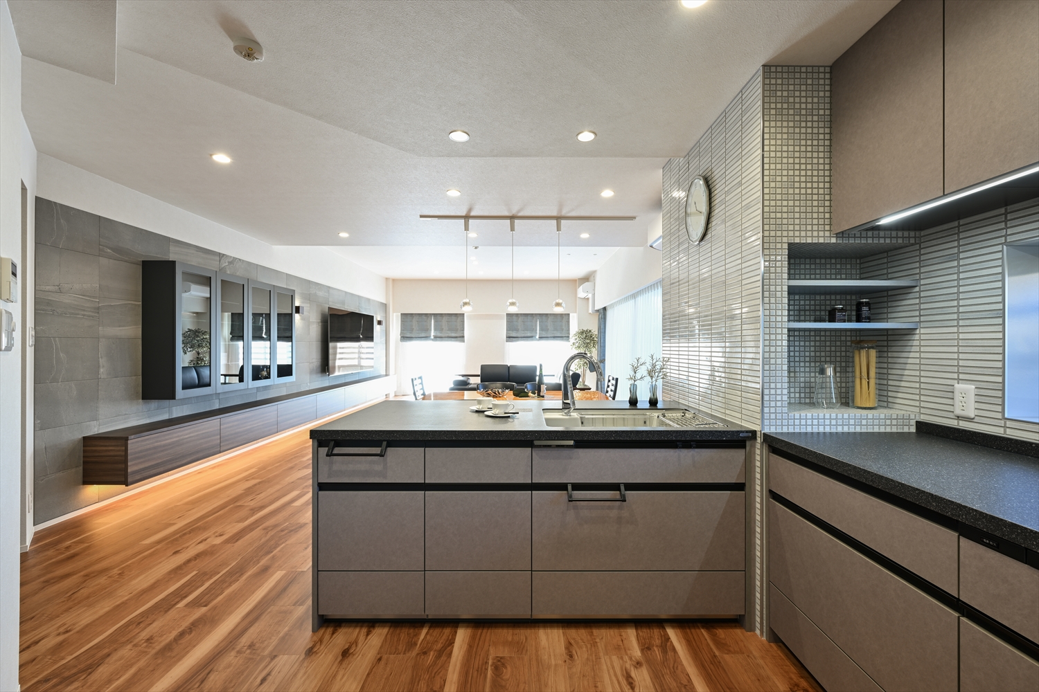 改修後のキッチン（グレー基調・ワークトップ・タイル・間接照明）