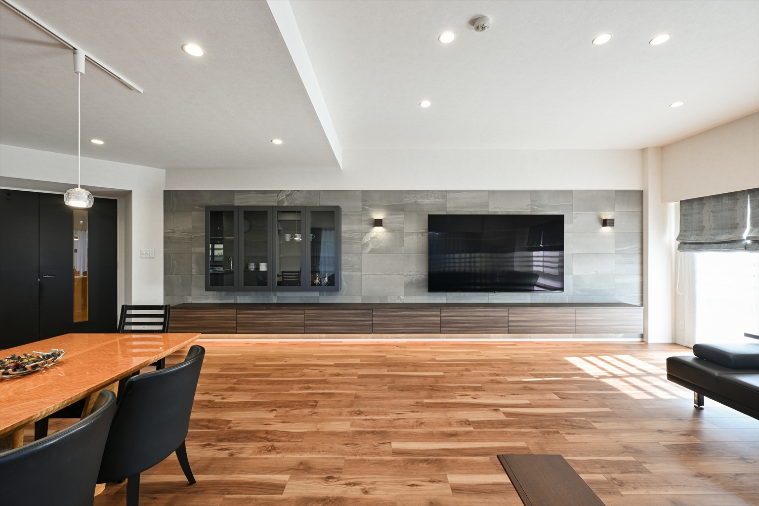 改修後のリビング（造作TVボード・タイル壁・壁付けTV）