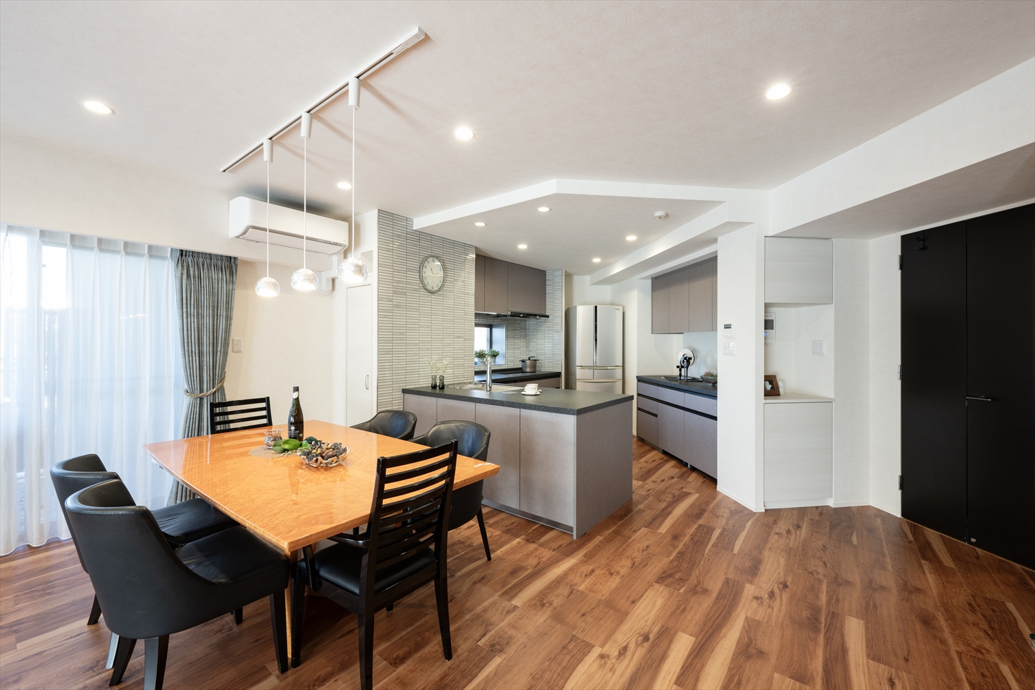 ダイニング（ペンダント照明・キッチンと隣接・改修後）