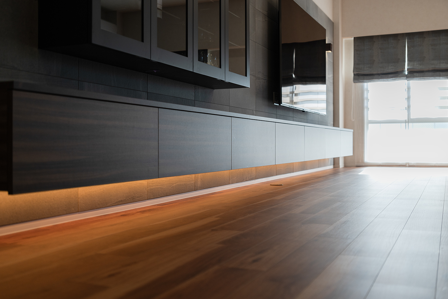 造作TVボードの間接照明（足元ライン照明・改修後）