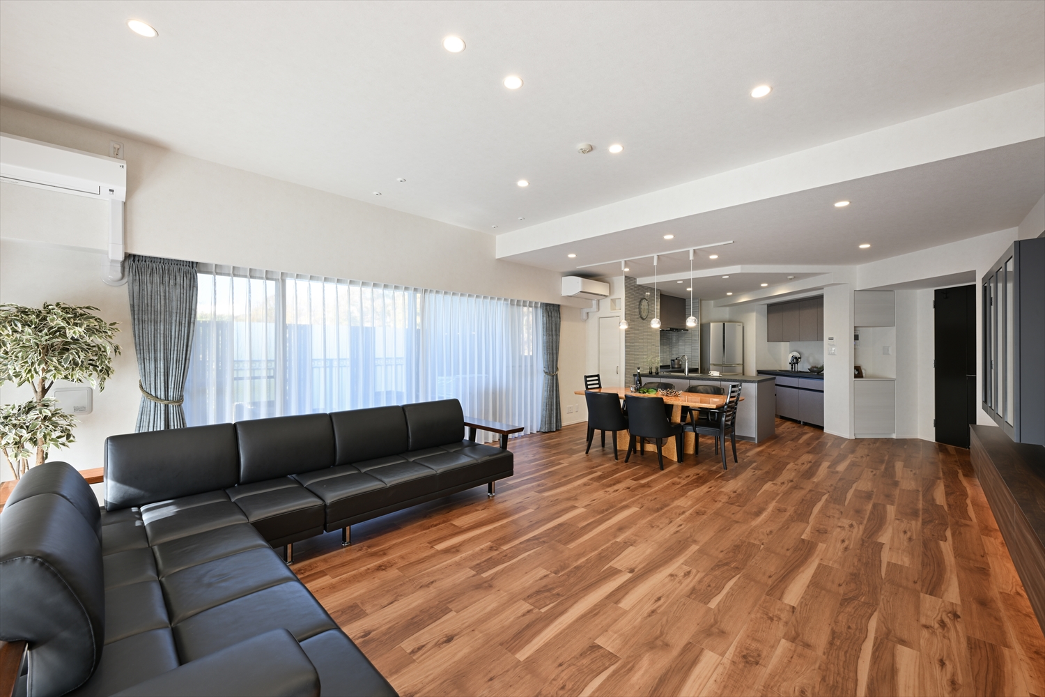 造作TVボード側から見たLDK（ダイニングまで一直線・改修後）