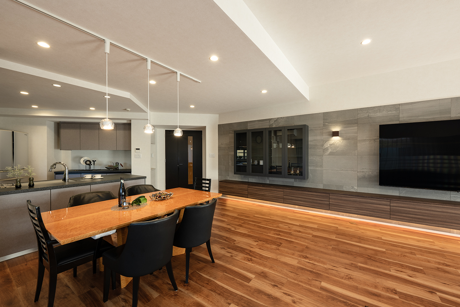 ダイニングとキッチンのつながり（吊り照明・収納・改修後）