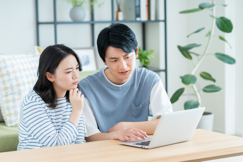 住宅ローン減税とハザードマップを確認しながら家づくりを話し合う夫婦