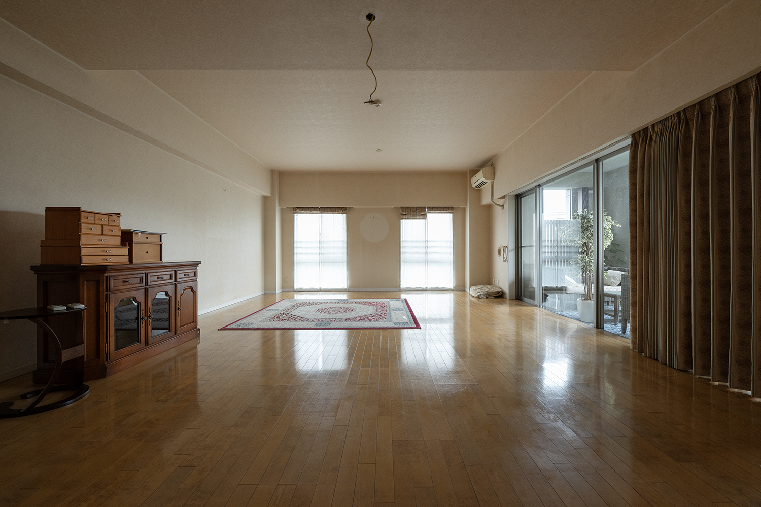 改修前のLDK（広い空間・明るい床・シンプルな内装）