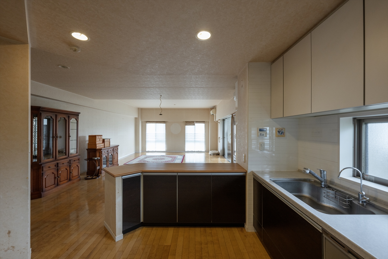 改修前のキッチン（従来仕様・設備レイアウト）