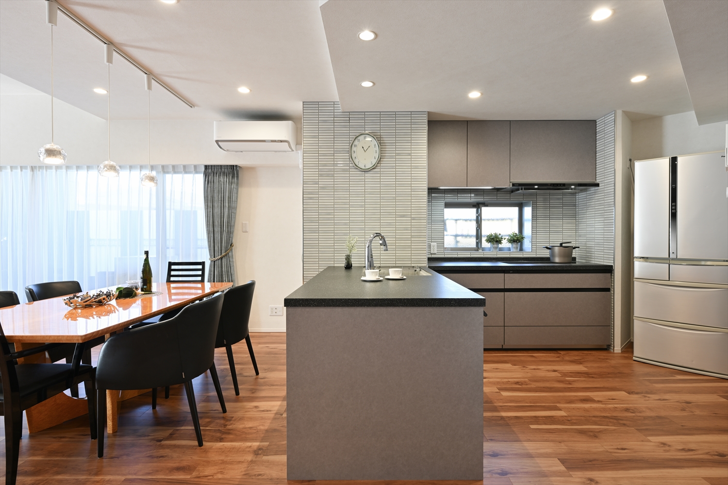 キッチン全景（設備配置と素材の統一・改修後）