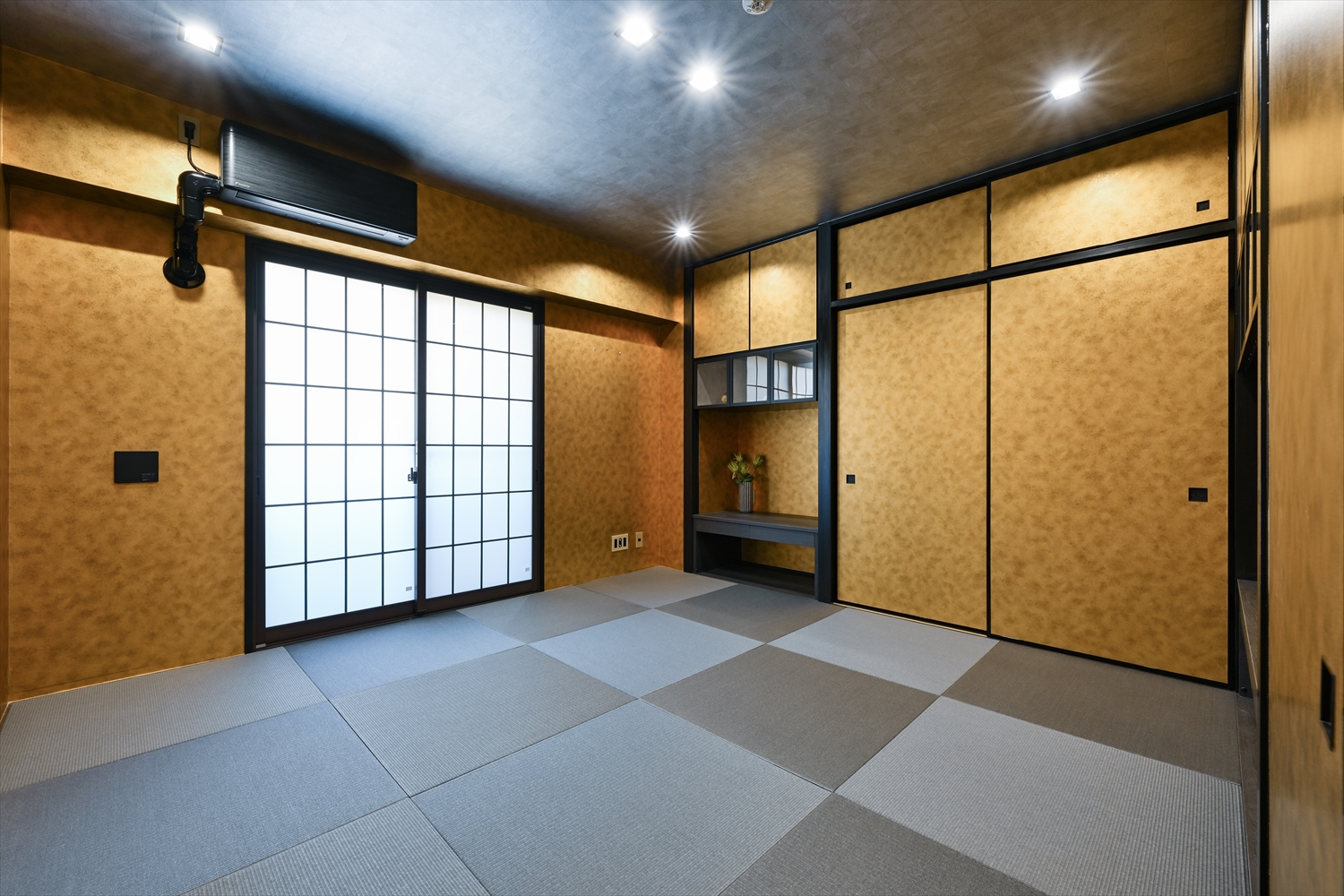 改修後の和室（市松畳・黒の枠・室内窓と造作カウンター）