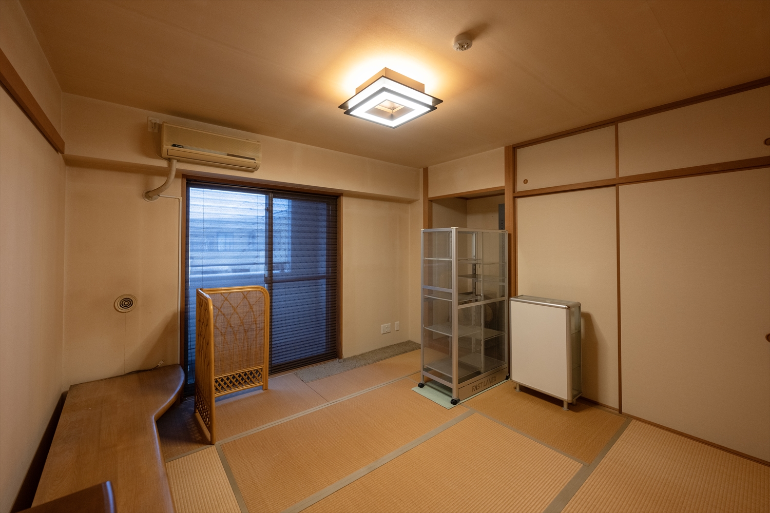 改修前の和室（畳・押入れ・シンプルな内装）