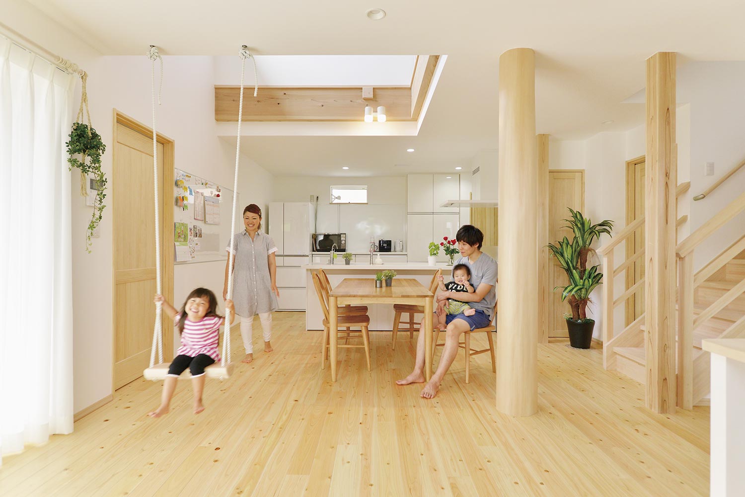 高断熱高気密の注文住宅で快適に過ごす家族の様子