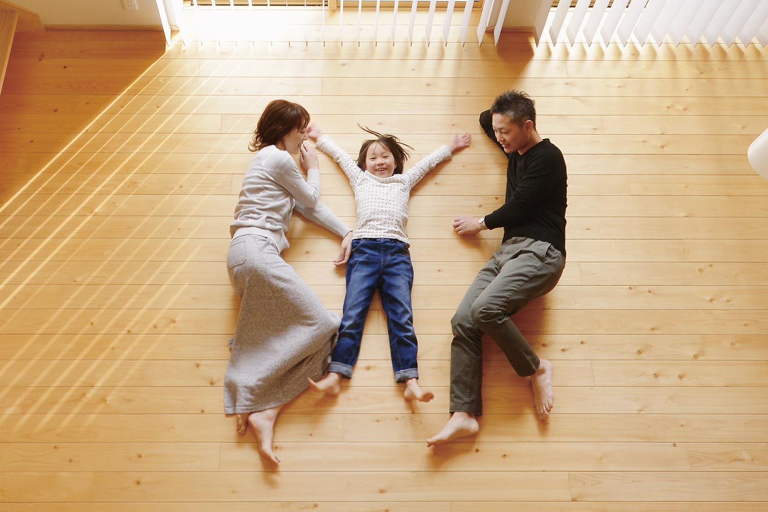 換気システムと自然素材を活用した空気がきれいな家のリビングで過ごす家族