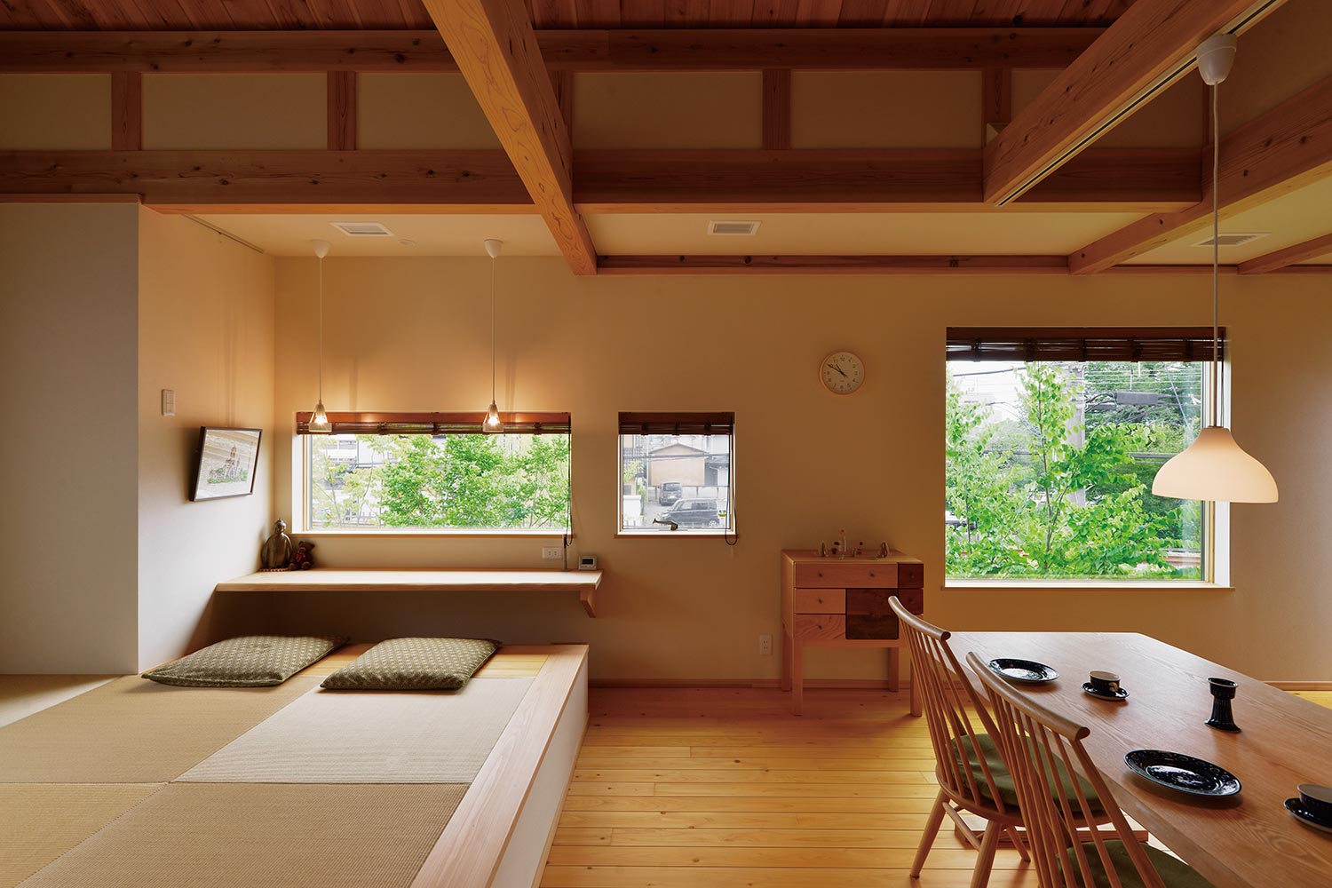 珪藻土の塗り壁と無垢フローリングを使った自然素材のリビング