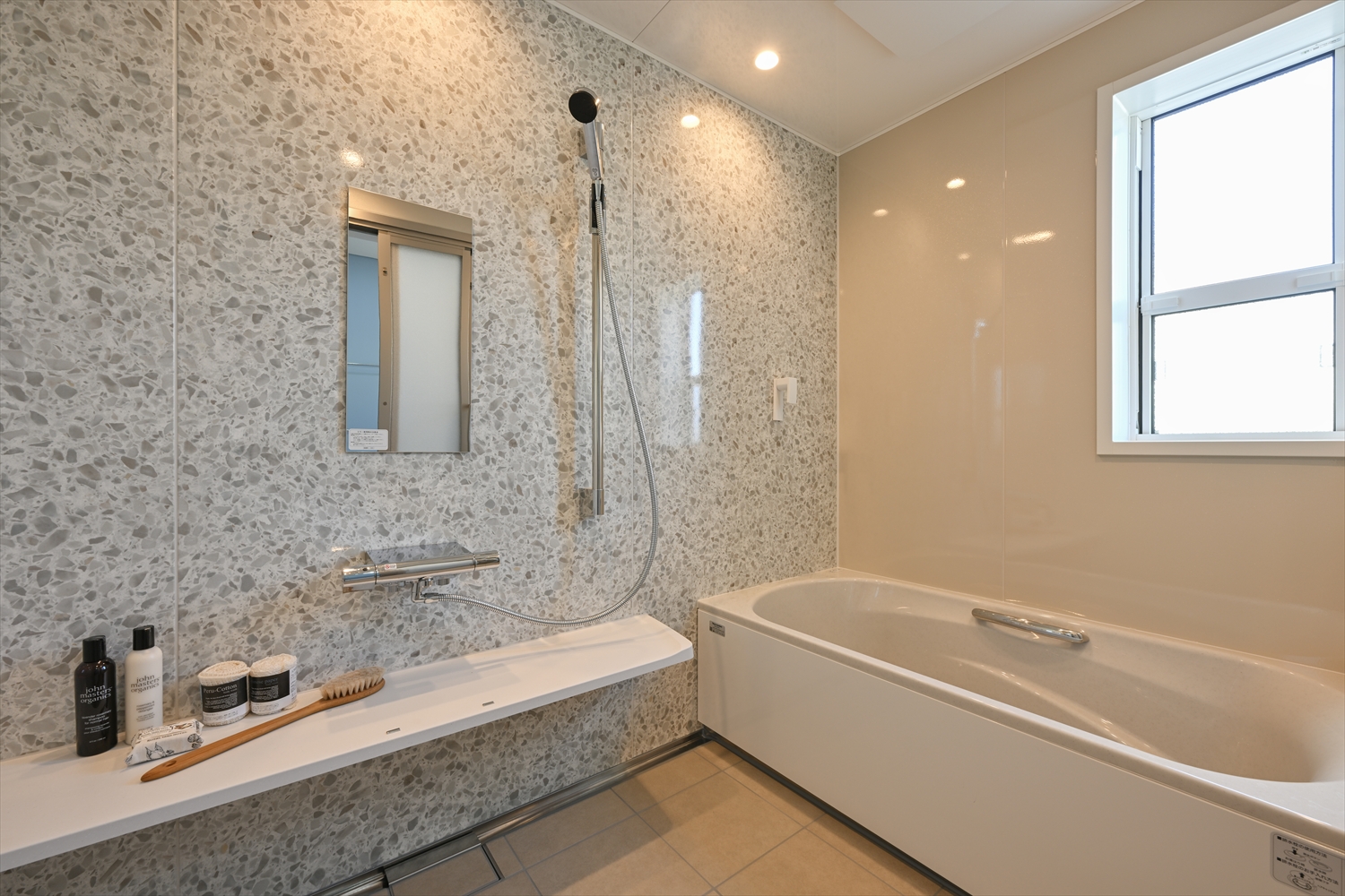 テラゾー柄のアクセント壁が映える浴室（リフォーム後）