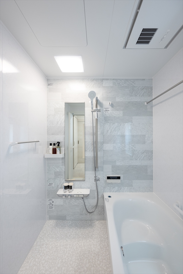所沢市の戸建てリノベーション　白とグレーの浴室