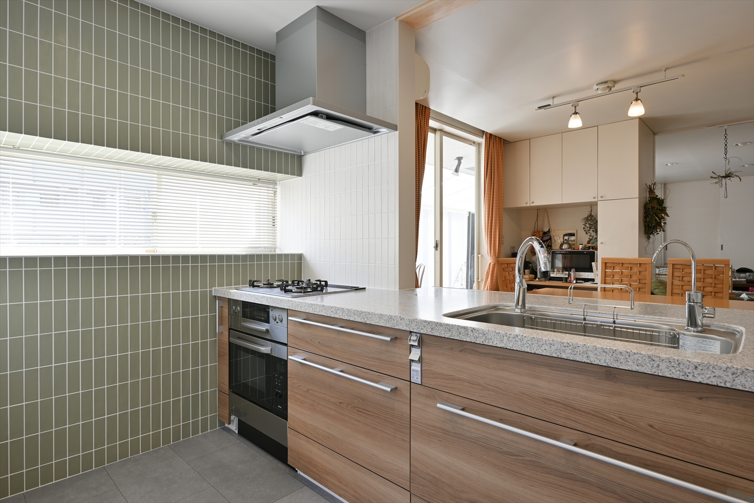 対面キッチンとグリーンタイルの壁面（リフォーム後）