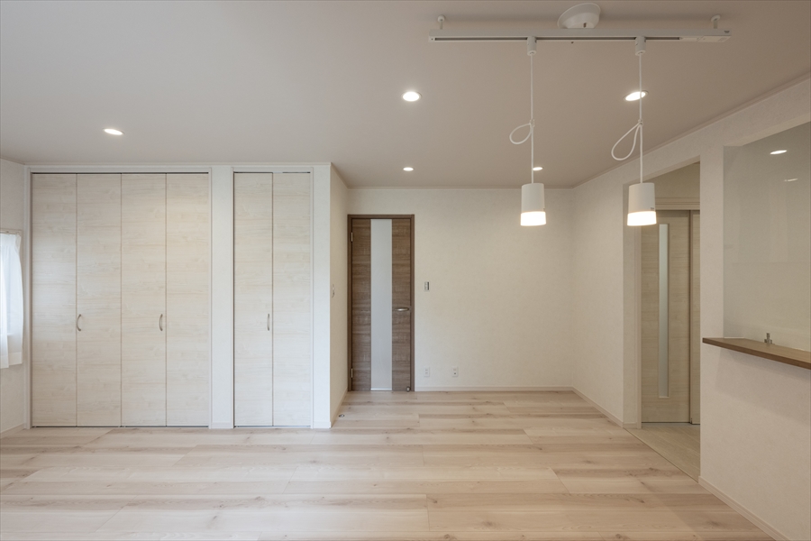 所沢市の戸建てリノベーション　収納扉のあるリビング