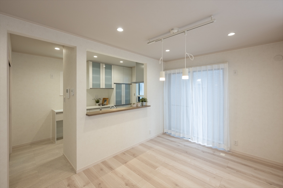 所沢市の戸建てリノベーション　明るいLDKの全景