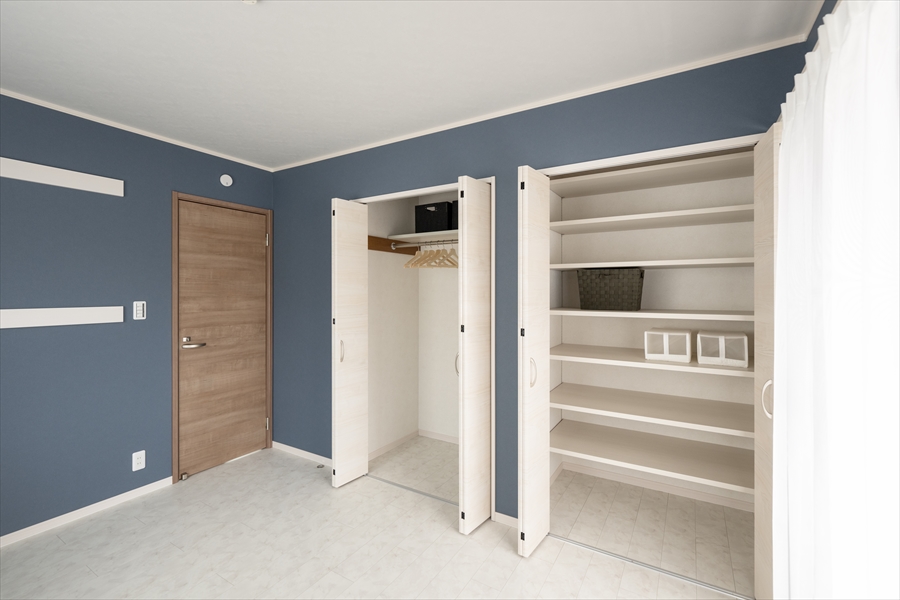 所沢市の戸建てリノベーション　棚とクローゼットのある洋室