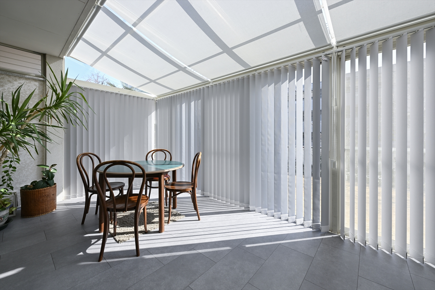 屋根と縦型ブラインドで明るさを調整できるサンルーム