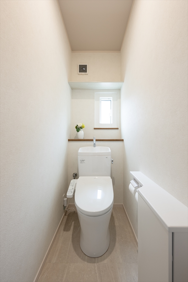 所沢市の戸建てリノベーション　明るいトイレ空間