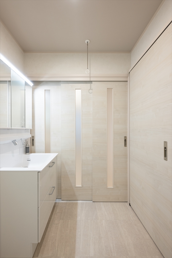 所沢市の戸建てリノベーション　洗面室まわりの引戸