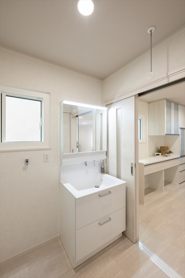 所沢市の戸建てリノベーション　白基調の洗面化粧台