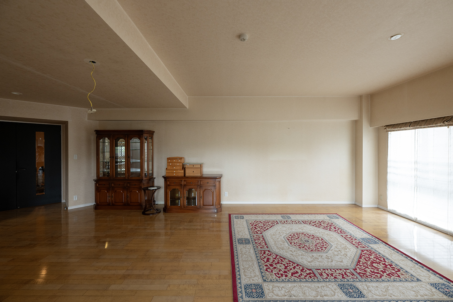 改修前のLDK（家具配置例・壁面がプレーンな状態）