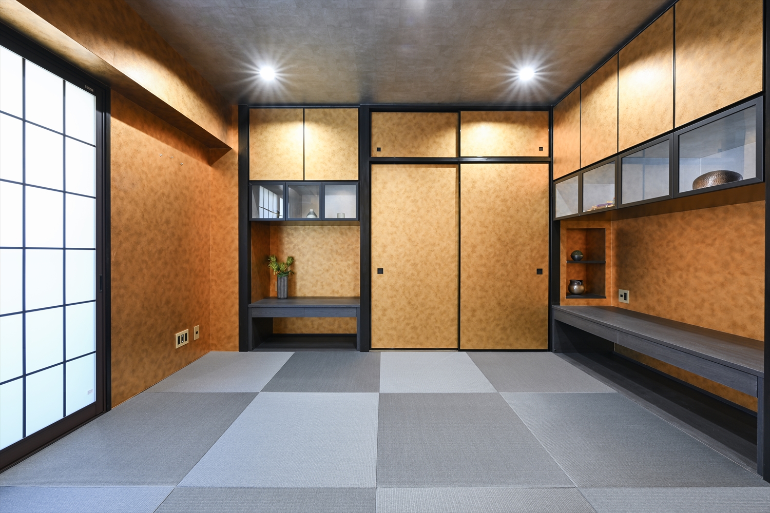 市松敷きの琉球畳と造作カウンター・収納を備えたモダン和室（障子・間接照明）