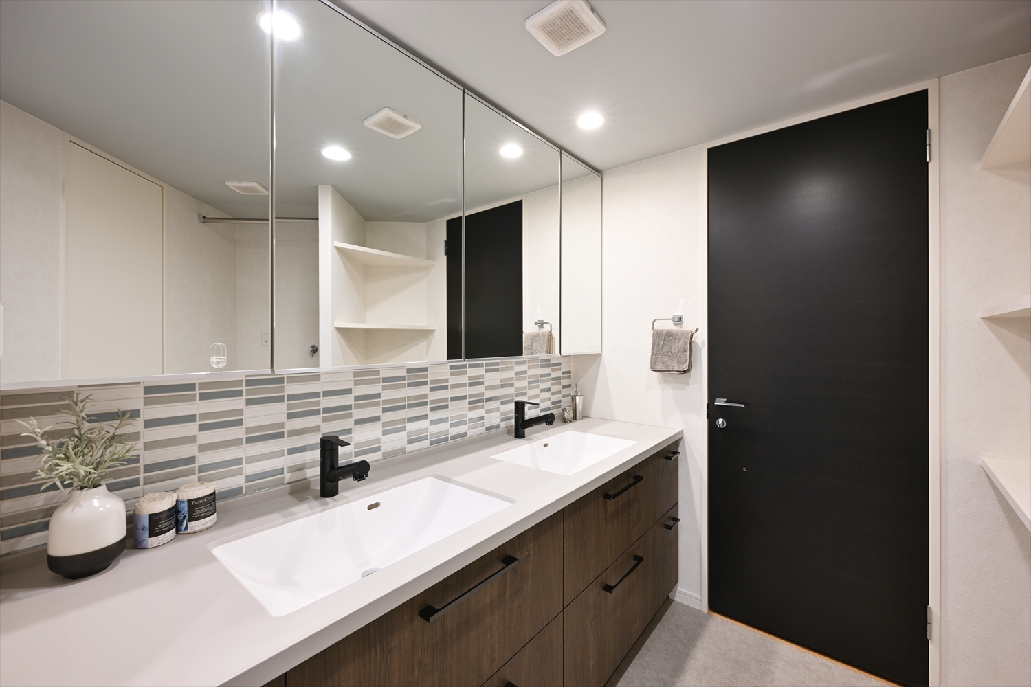 改修後の洗面台（ワイドカウンター・スクエアボウル・ブラック水栓）